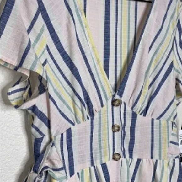 Cute beach vibes dress! Slightly worn. - Picture 2 of 6